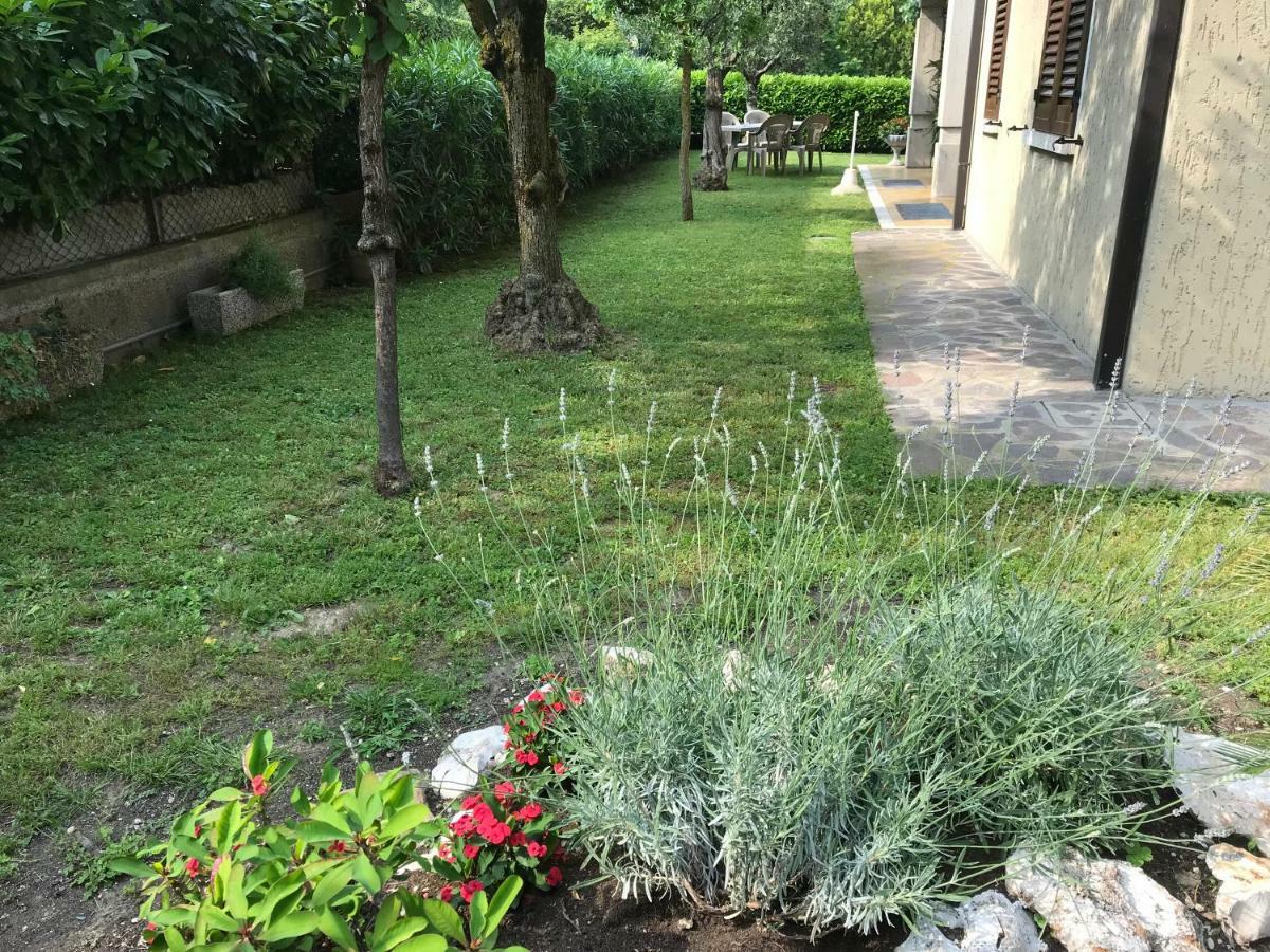 Casa Mary Due - Trilocale Con Giardino Privato A Due Passi Dal Lago Сирмионе Екстериор снимка